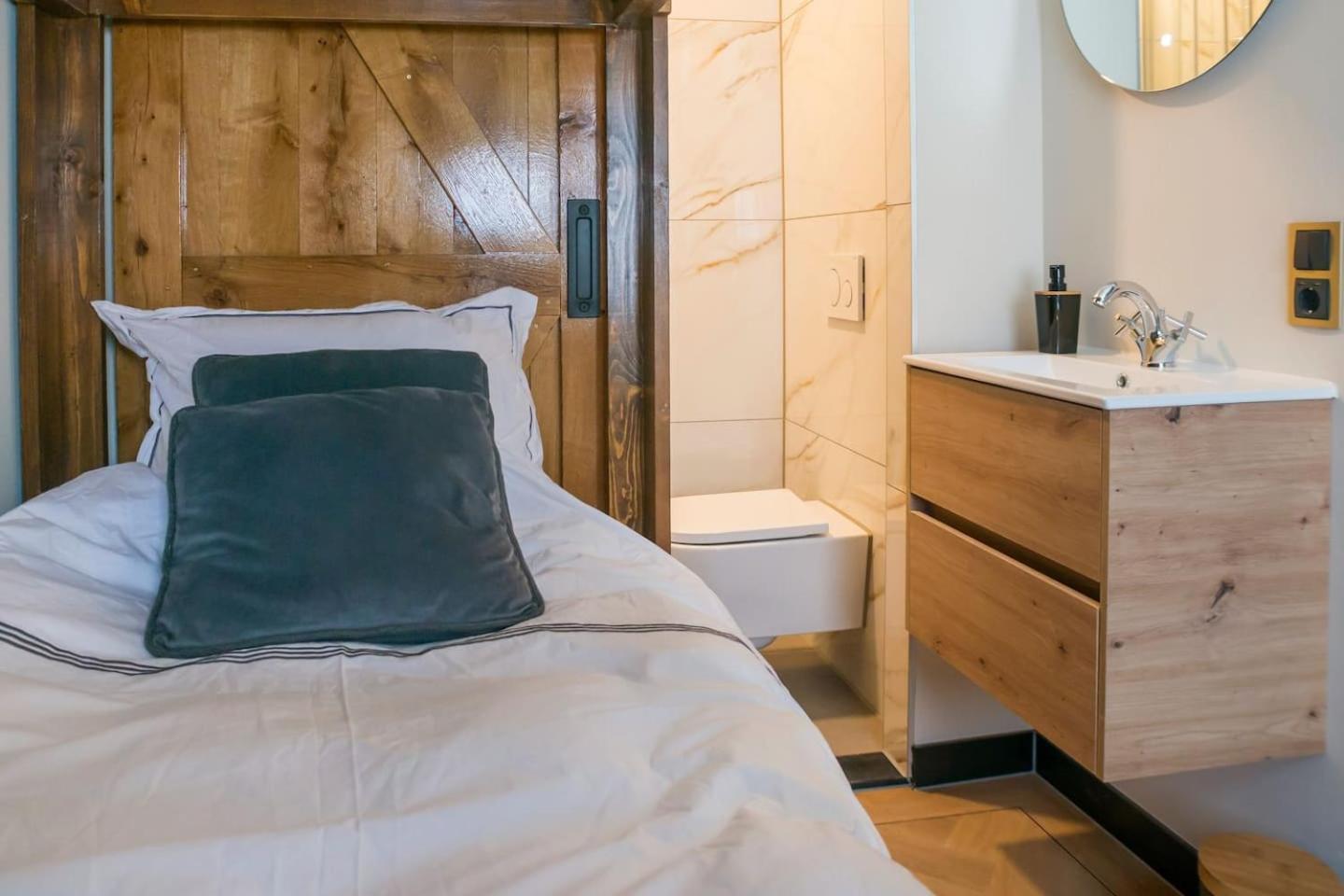 Petite Room With Wifi, Ac, And Shared Kitchen Тілбург Екстер'єр фото