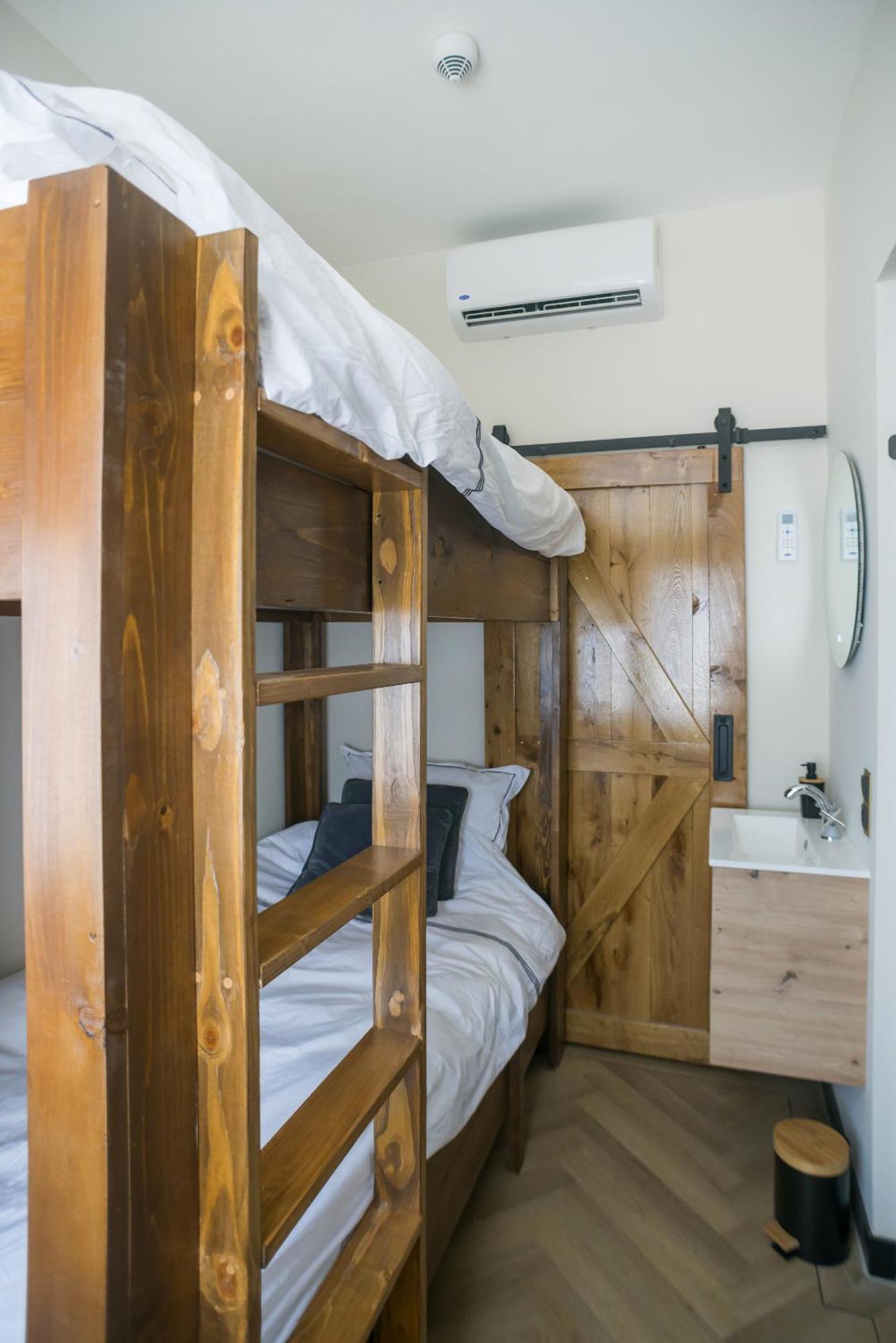 Petite Room With Wifi, Ac, And Shared Kitchen Тілбург Екстер'єр фото