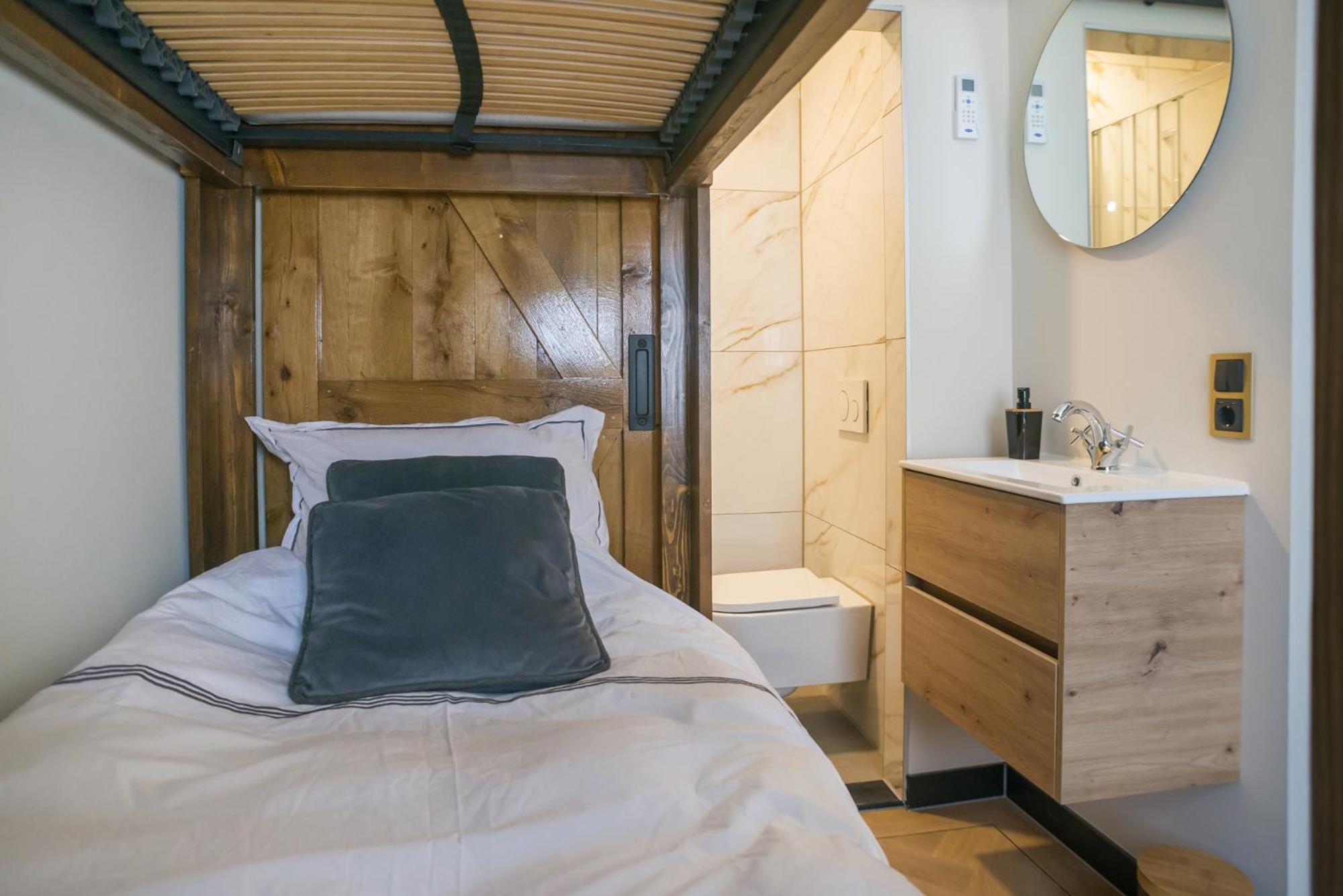 Petite Room With Wifi, Ac, And Shared Kitchen Тілбург Екстер'єр фото