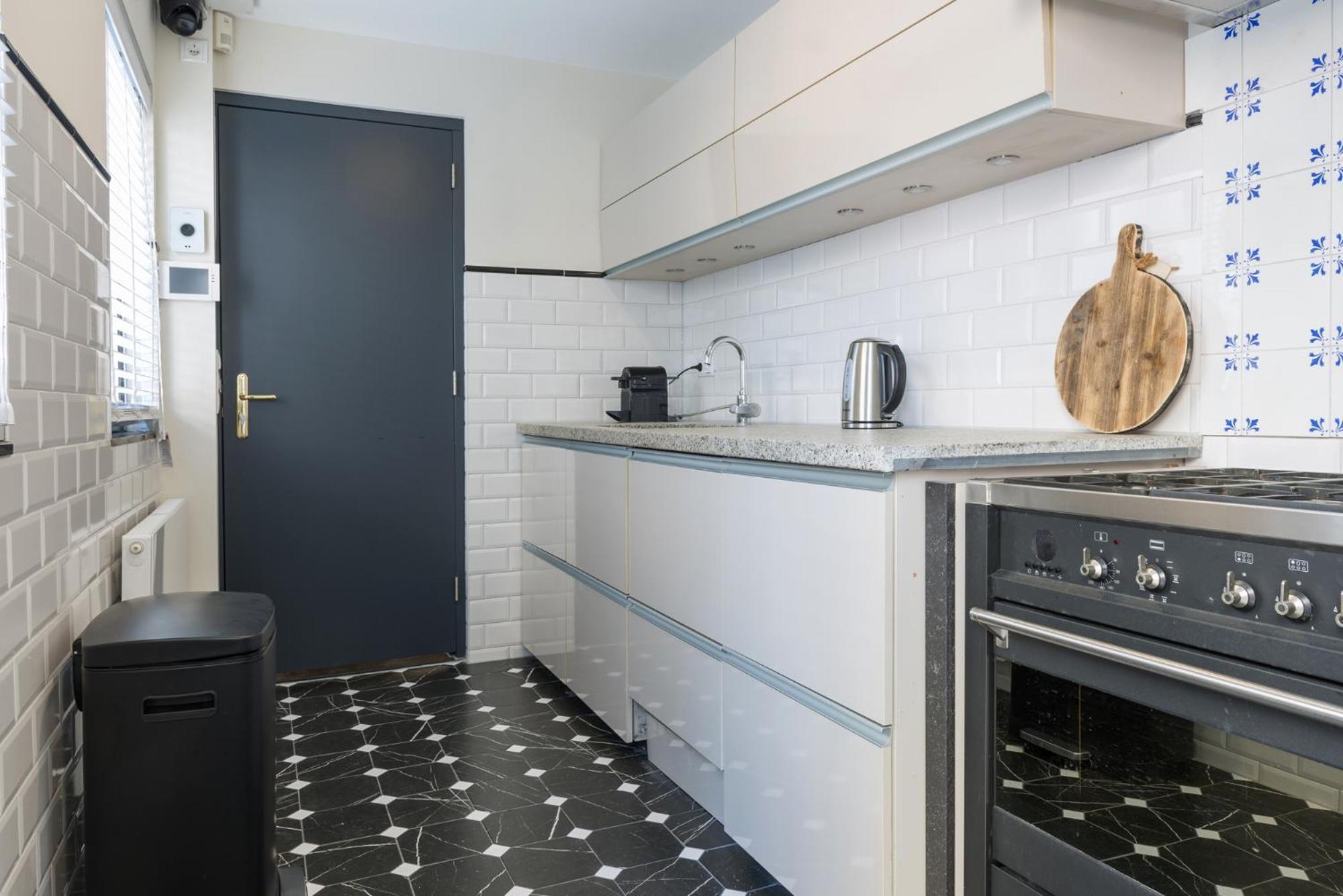 Petite Room With Wifi, Ac, And Shared Kitchen Тілбург Екстер'єр фото